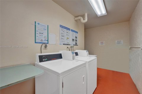 Copropriété à vendre à Pembroke Pines, Floride: 2 chambres, 108.7 m2 № 2076317 - photo 25