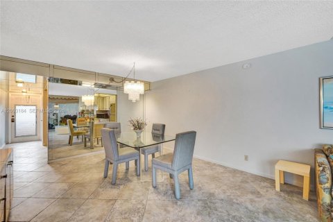 Copropriété à vendre à Pembroke Pines, Floride: 2 chambres, 108.7 m2 № 2076317 - photo 11