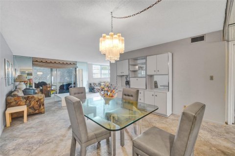 Copropriété à vendre à Pembroke Pines, Floride: 2 chambres, 108.7 m2 № 2076317 - photo 8