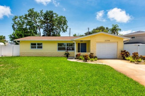 House in Seminole, Florida 3 bedrooms, 136.47 sq.m. № 1786085 - photo 1