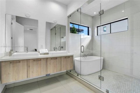 Casa en venta en Doral, Florida, 4 dormitorios, 230.12 m2 № 1964744 - foto 23