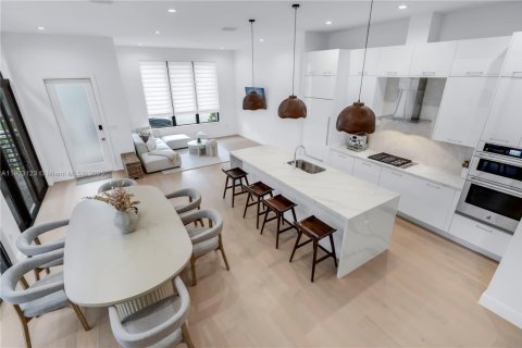 Casa en venta en Doral, Florida, 4 dormitorios, 230.12 m2 № 1964744 - foto 7