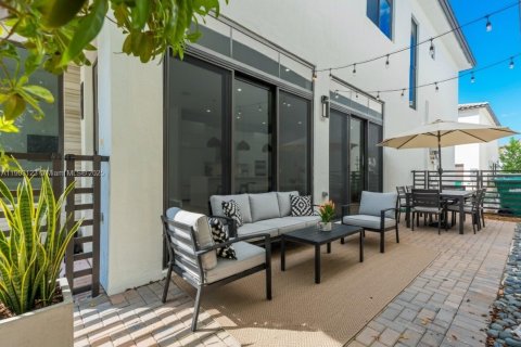 Casa en venta en Doral, Florida, 4 dormitorios, 230.12 m2 № 1964744 - foto 2