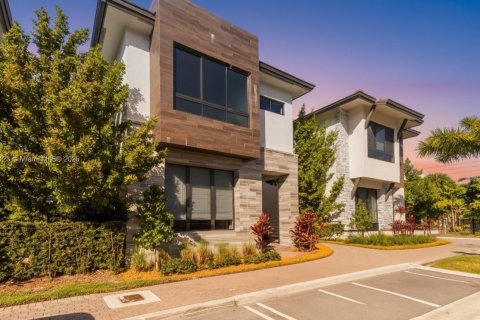 Casa en venta en Doral, Florida, 4 dormitorios, 230.12 m2 № 1964744 - foto 3