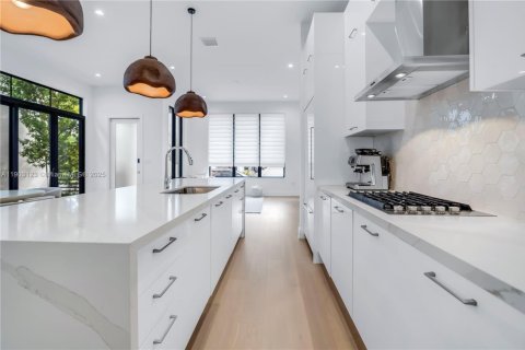 Casa en venta en Doral, Florida, 4 dormitorios, 230.12 m2 № 1964744 - foto 10