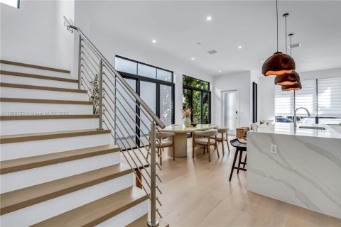 Casa en venta en Doral, Florida, 4 dormitorios, 230.12 m2 № 1964744 - foto 5