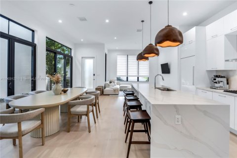 Casa en venta en Doral, Florida, 4 dormitorios, 230.12 m2 № 1964744 - foto 12