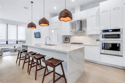 Casa en venta en Doral, Florida, 4 dormitorios, 230.12 m2 № 1964744 - foto 11