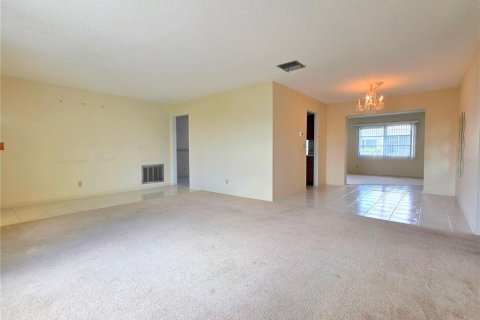 Condo in Pinellas Park, Florida, 2 bedrooms  № 1805137 - photo 11