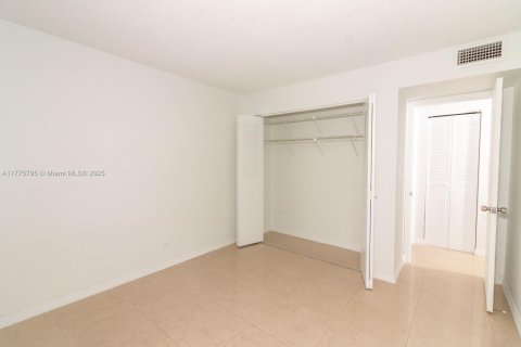 Condo in Miami, Florida, 2 bedrooms  № 1870001 - photo 14