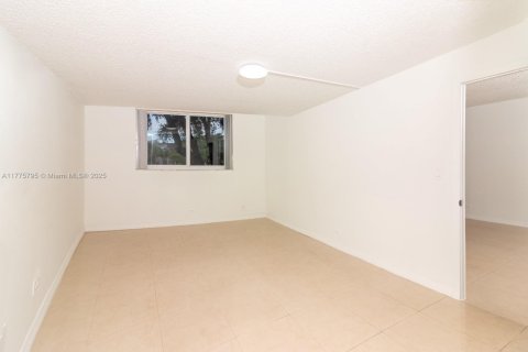 Condo in Miami, Florida, 2 bedrooms  № 1870001 - photo 17