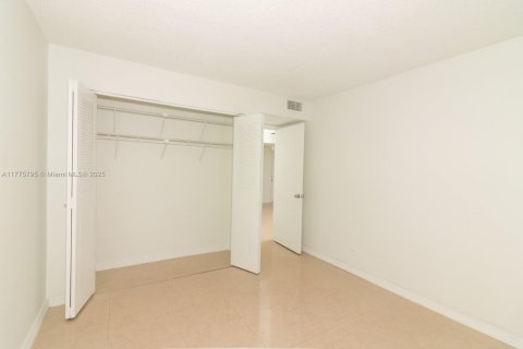 Condo in Miami, Florida, 2 bedrooms  № 1870001 - photo 12