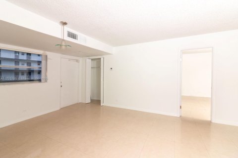 Condo in Miami, Florida, 2 bedrooms  № 1870001 - photo 16