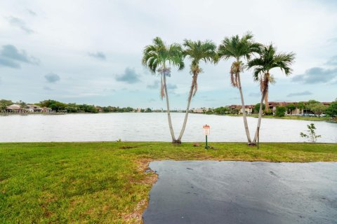 Condo in Miami, Florida, 2 bedrooms  № 1870001 - photo 8
