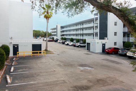 Condo in Miami, Florida, 2 bedrooms  № 1870001 - photo 9