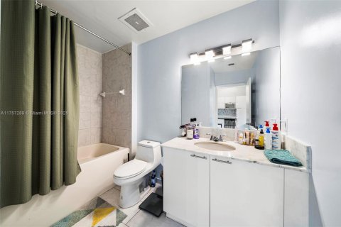 Condo in Miami, Florida, 1 bedroom  № 1706876 - photo 14