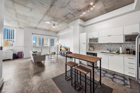 Condo in Miami, Florida, 1 bedroom  № 1706876 - photo 1