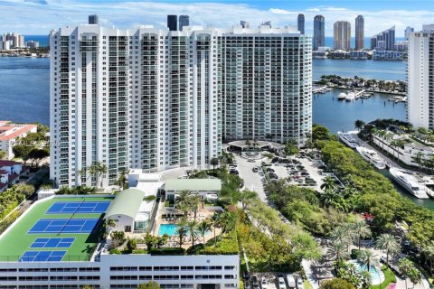 Condominio en alquiler en Aventura, Florida, 3 dormitorios, 303.23 m2 № 2041508 - foto 2