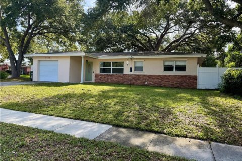 House in Clearwater, Florida 3 bedrooms, 138.89 sq.m. № 2259432