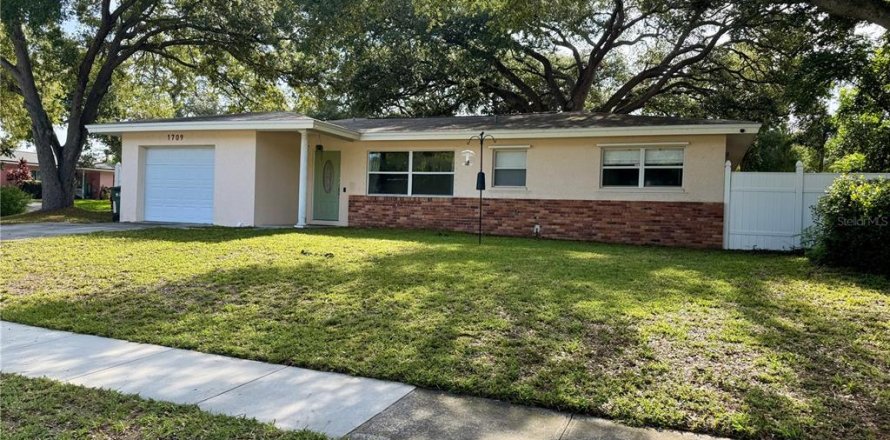 House in Clearwater, Florida 3 bedrooms, 138.89 sq.m. № 2259432