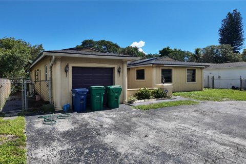 Casa en venta en Lauderhill, Florida, 5 dormitorios, 164.34 m2 № 2392432 - foto 3