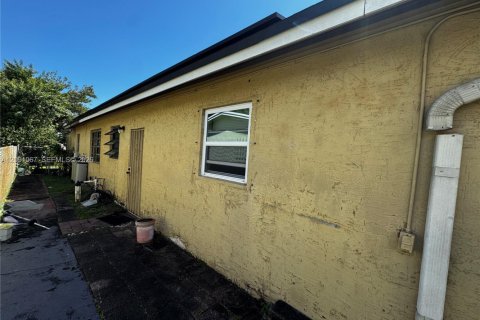 Casa en venta en Lauderhill, Florida, 5 dormitorios, 164.34 m2 № 2392432 - foto 6