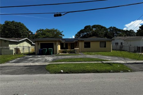 Casa en venta en Lauderhill, Florida, 5 dormitorios, 164.34 m2 № 2392432 - foto 4