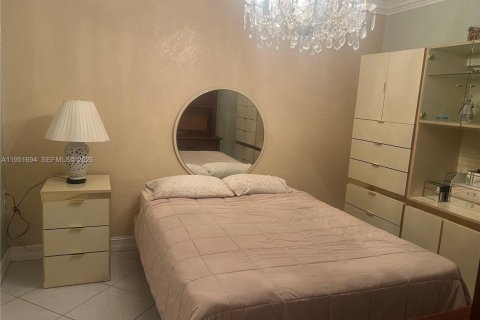 Casa en venta en Miami, Florida, 8 dormitorios, 251.86 m2 № 2006209 - foto 12