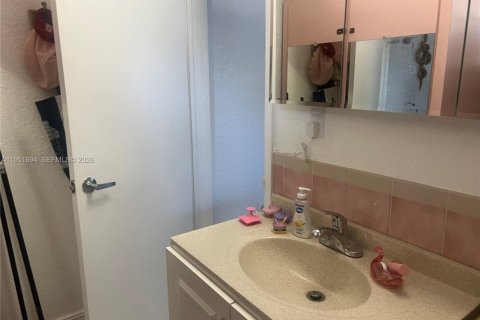 Casa en venta en Miami, Florida, 8 dormitorios, 251.86 m2 № 2006209 - foto 26