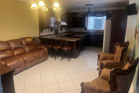 Casa en venta en Miami, Florida, 8 dormitorios, 251.86 m2 № 2006209 - foto 14