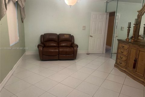 Casa en venta en Miami, Florida, 8 dormitorios, 251.86 m2 № 2006209 - foto 9