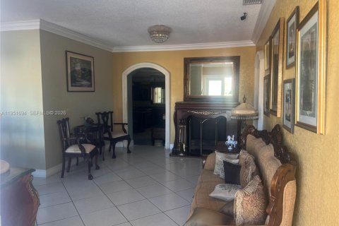 Casa en venta en Miami, Florida, 8 dormitorios, 251.86 m2 № 2006209 - foto 3