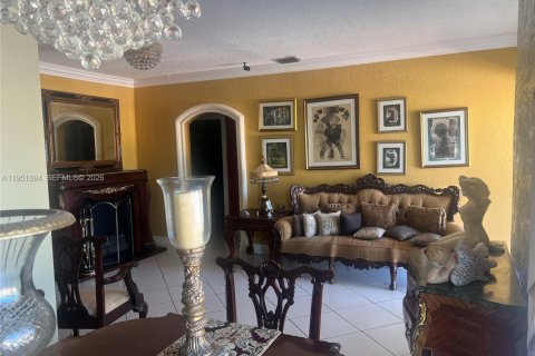 Casa en venta en Miami, Florida, 8 dormitorios, 251.86 m2 № 2006209 - foto 5