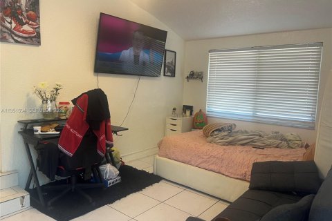 Casa en venta en Miami, Florida, 8 dormitorios, 251.86 m2 № 2006209 - foto 23