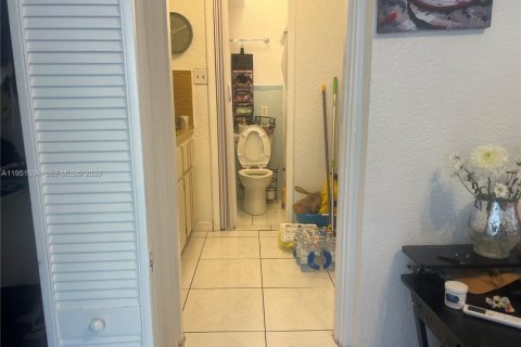 Casa en venta en Miami, Florida, 8 dormitorios, 251.86 m2 № 2006209 - foto 24