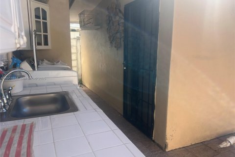 Casa en venta en Miami, Florida, 8 dormitorios, 251.86 m2 № 2006209 - foto 30