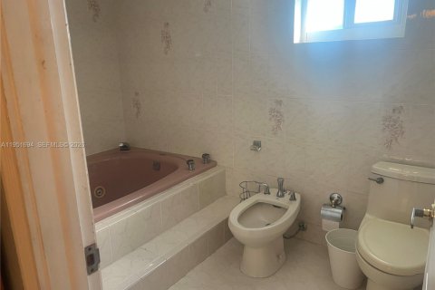 Casa en venta en Miami, Florida, 8 dormitorios, 251.86 m2 № 2006209 - foto 11