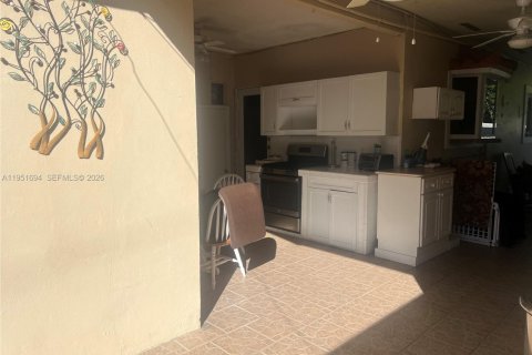 Casa en venta en Miami, Florida, 8 dormitorios, 251.86 m2 № 2006209 - foto 20