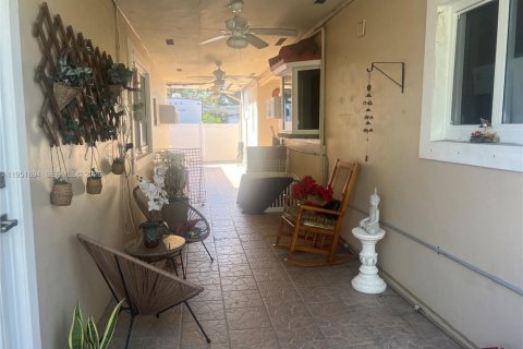 Casa en venta en Miami, Florida, 8 dormitorios, 251.86 m2 № 2006209 - foto 19