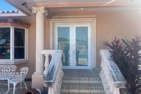 Casa en venta en Miami, Florida, 8 dormitorios, 251.86 m2 № 2006209 - foto 2