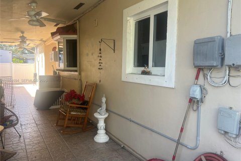 Casa en venta en Miami, Florida, 8 dormitorios, 251.86 m2 № 2006209 - foto 18