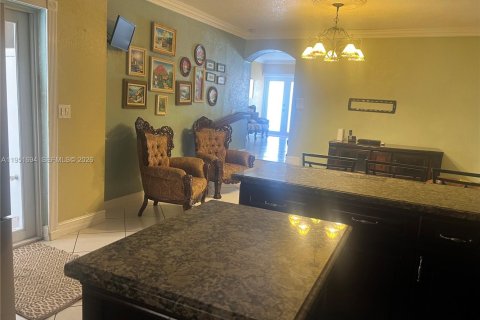 Casa en venta en Miami, Florida, 8 dormitorios, 251.86 m2 № 2006209 - foto 15