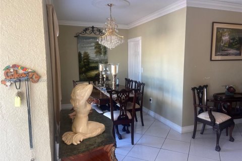 Casa en venta en Miami, Florida, 8 dormitorios, 251.86 m2 № 2006209 - foto 4