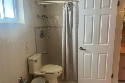 Casa en venta en Miami, Florida, 8 dormitorios, 251.86 m2 № 2006209 - foto 10