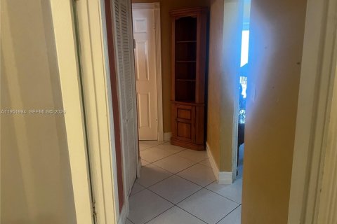 Casa en venta en Miami, Florida, 8 dormitorios, 251.86 m2 № 2006209 - foto 8