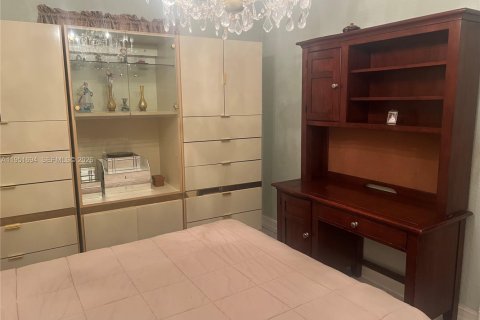 Casa en venta en Miami, Florida, 8 dormitorios, 251.86 m2 № 2006209 - foto 13