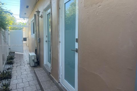 Casa en venta en Miami, Florida, 8 dormitorios, 251.86 m2 № 2006209 - foto 21