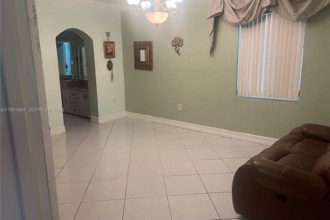 Casa en venta en Miami, Florida, 8 dormitorios, 251.86 m2 № 2006209 - foto 7