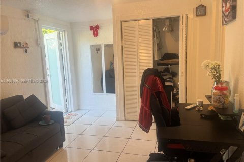 Casa en venta en Miami, Florida, 8 dormitorios, 251.86 m2 № 2006209 - foto 22