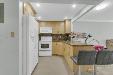 Condo in Miami Gardens, Florida, 1 bedroom  № 2026175 - photo 3